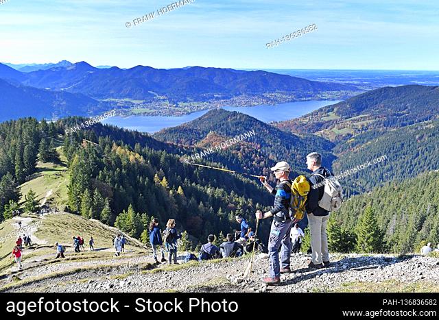 Golden October hike to Baumgartenschneid over the Tegernsee on October 25th, 2020. Wonderful hiking weather attracts many excursionists to mountain hikes in the...