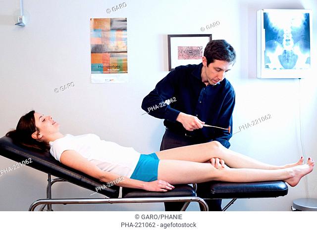 Woman in consultation with a rheumatologist. Patellar reflex