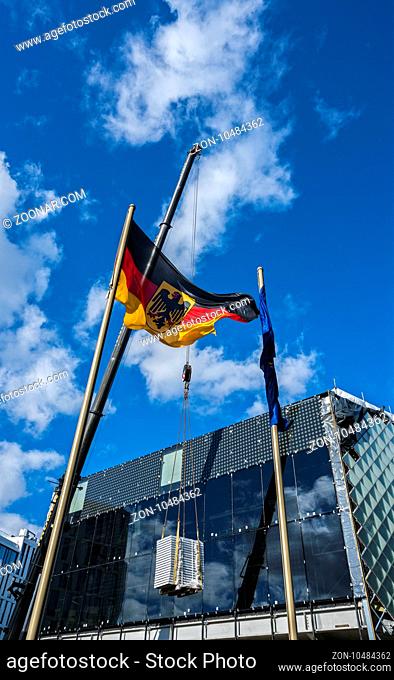 Deutsche Bundesdienstflagge und Europafahne am Neubau des Hauses der Zukunft am kapelle Ufer in Berlin