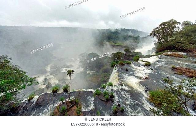 Die Wasserfälle von Iguazu im Nebel