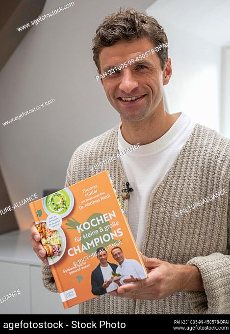 05 October 2023, Bavaria, Munich: National soccer player Thomas Müller presents the cookbook ""Kochen für kleine & große Champions - Spielend leicht gesund...