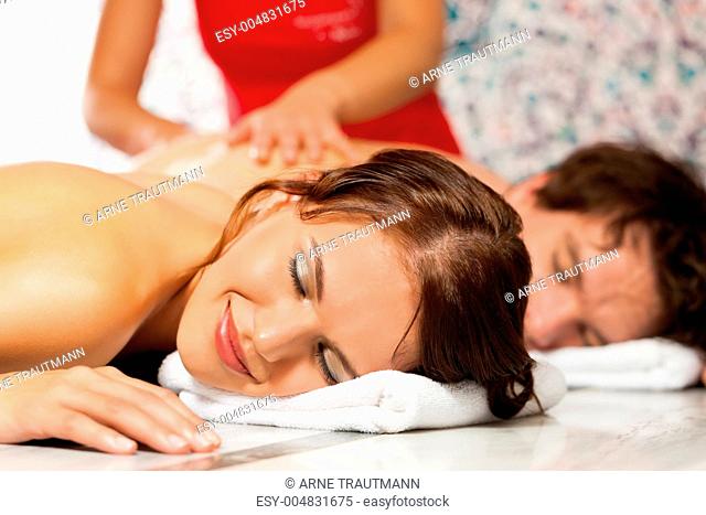 Wellness - Paar bei der Massage