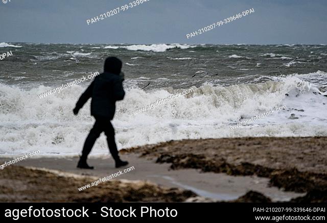 07 February 2021, Schleswig-Holstein, Eckernförde: High waves are driven into the Eckernförde Bay by storm-like gusts. Photo: Axel Heimken/dpa