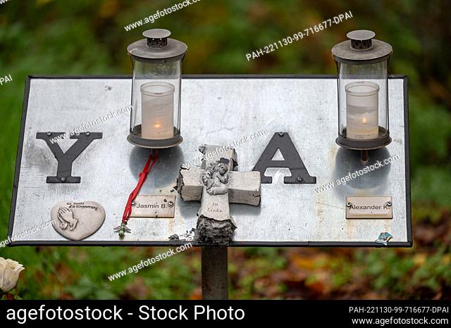 29 November 2022, Rhineland-Palatinate, Kusel: A memorial plaque stands at the memorial site next to the K 22 in a parking lot near the crime scene near Kusel