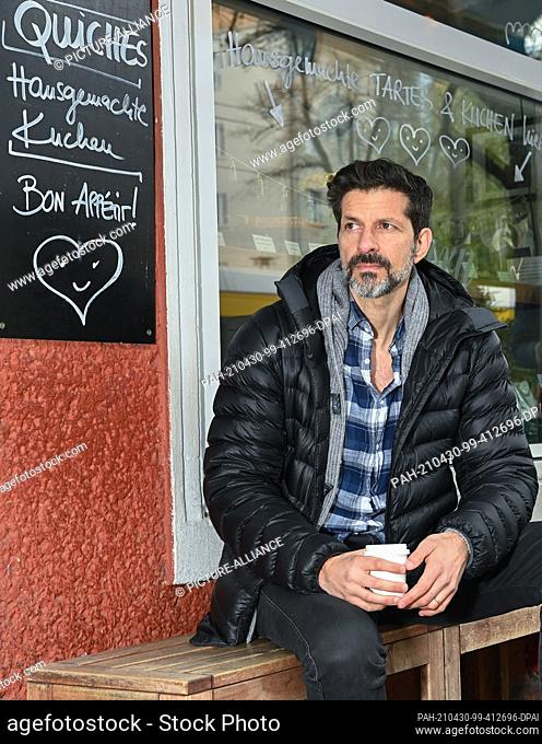 26 April 2021, Berlin: The Swiss film actor and musician Pasquale Aleardi sits on a walk in his neighborhood in Mitte at the Weinbergspark with a coffee in...
