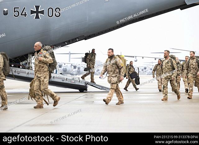 dpatop - 15 December 2023, Lower Saxony, Wunstorf: Soldiers leave an Airbus A400M transport aircraft of the German Air Force after landing at Wunstorf Air Base