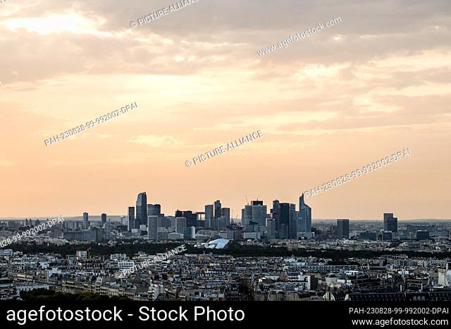 SYMBOL - 23 August 2023, France, Paris: View of La Défense banking district at sunset. Photo: Silas Stein/dpa. - Paris/Paris/France
