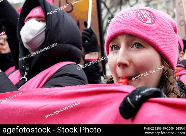 06 December 2023, Berlin: Members of various trade unions are demonstrating against the backdrop of ongoing collective bargaining for the public service of the...