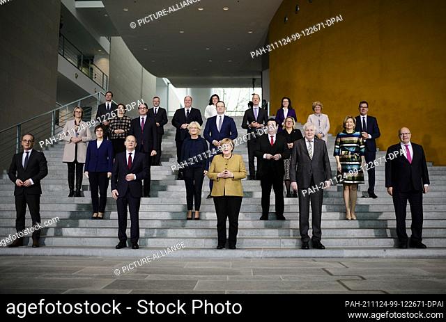 24 November 2021, Berlin: German Chancellor Angela Merkel (CDU, M) stands with her government on a grand staircase at the Chancellery after the cabinet meeting