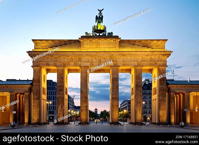 Beleuchtetes Brandenburger Tor am Morgen, Berlin, Deutschland, Europa