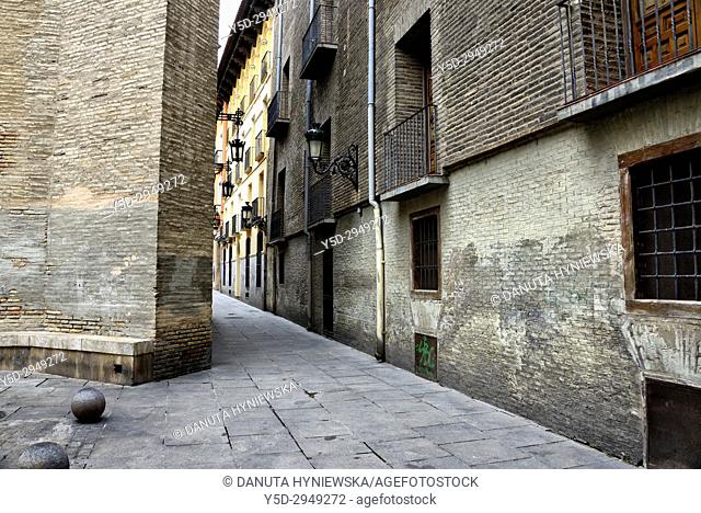 Calle Pabostria on back of Catedral del Salvador de Zaragoza, historic center of Zaragoza, Saragossa, Aragon, Spain, Europe