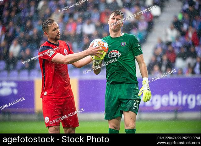 24 April 2022, Saxony, Aue: Soccer: 2. Bundesliga, FC Erzgebirge Aue - FC Hansa Rostock, Matchday 31, at Erzgebirgsstadion: Rostock's John Verhoek (l) takes the...