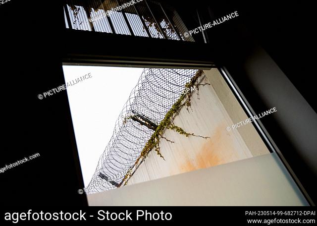 PRODUCTION - 10 May 2023, Hamburg: Barbed wire and barred windows secure the forensic part (closed accommodation) of the psychiatric clinic of the Hamburg...