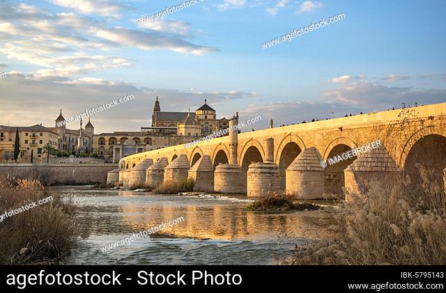Puente Romano, Roman bridge over Rio Guadalquivir, behind Mezquita, Catedral de Córdoba, Cordoba, Andalusia, Spain, Europe