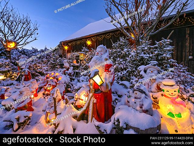 28 November 2023, Brandenburg, Straupitz: The festively decorated garden of Gisela Liebsch and Gerd Mörl. Many of the 400 or so figures are covered in snow and...