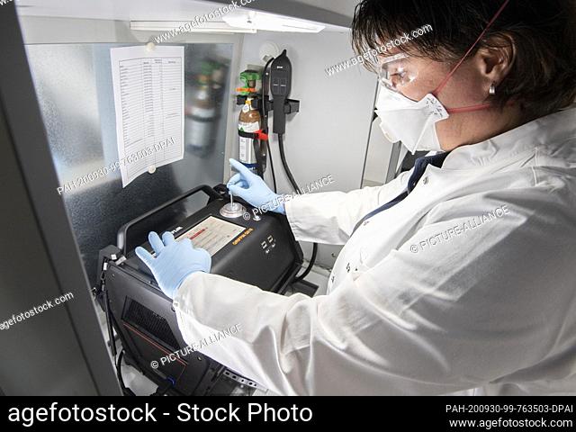 22 September 2020, Lower Saxony, Hanover: Petra Elsner, chemical technical assistant at the State Office of Criminal Investigation (LKA) of Lower Saxony