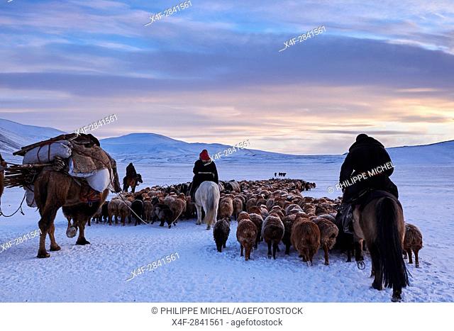Mongolia, Bayan-Ulgii province, winter transhumance of the Kazakh nomads