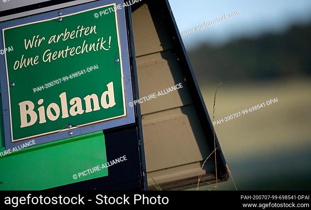 07 July 2020, Baden-Wuerttemberg, Waldenbuch: ""We work without genetic engineering!"" and ""Bioland"" are written on a sign near a farm