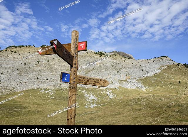 señalizacion en el ascenso a la Mesa de los Tres Reyes, Hoya de la Solana, Parque natural de los Valles Occidentales, Huesca, cordillera de los pirineos, Spain