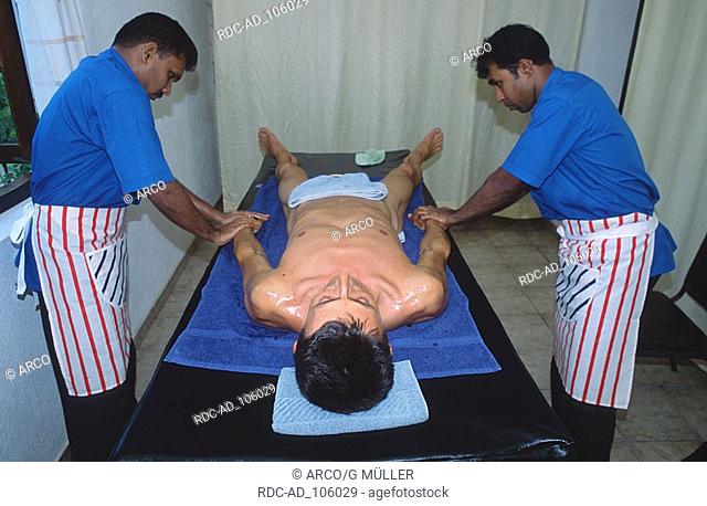 Man geting Ayurvedic massage by therapists Surya Lanka resort Tangalle Sri Lanka Mann bekommt Ayurveda-Massage von Therapheuten Surya Lanka Resort Tangalle Sri...