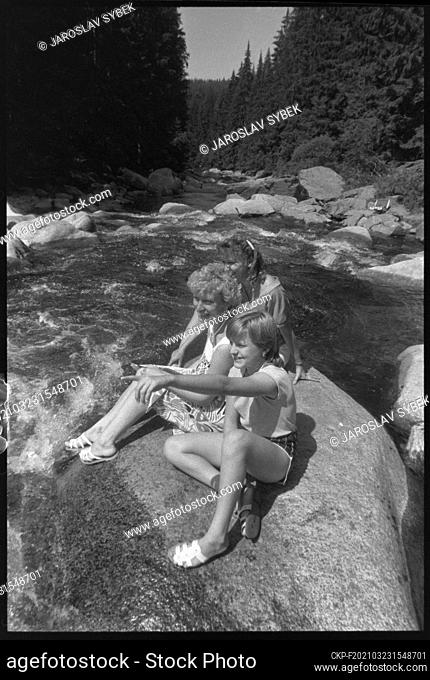 ***AUGUST, 1988 FILE PHOTO***Tourists enjoy beautiful weather in the river Vydra in the Bohemian Forest near Vchynice - Tetov, Czech Republic, August 1988