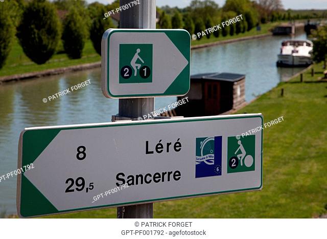 SIGN FOR THE 'LOIRE A VELO' CYCLING ITINERARY, CANAL RUNNING ALONGSIDE THE LOIRE, BELLEVILLE-SUR-LOIRE, CHER 18, FRANCE