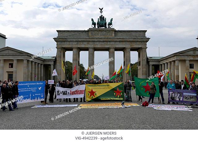07.10.2014, Germany, Berlin: Kurds with flags and banners demonstrate against ISIS and against the war in Syria. - Berlin, Germany, 07/10/2014