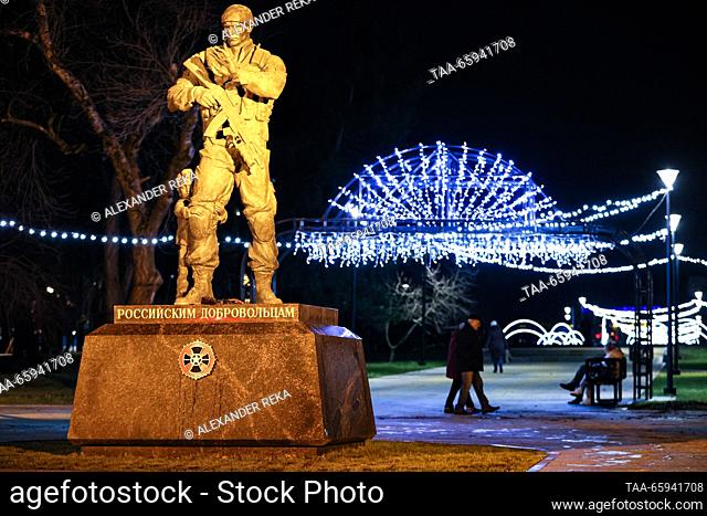 RUSSIA, LUGANSK - 20 de diciembre de 2023: Un monumento a los combatientes voluntarios rusos se encuentra en la plaza de jardín Young Guard
