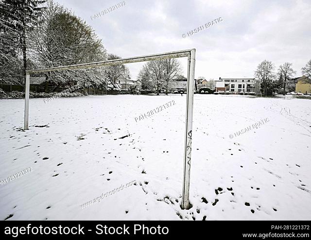 02.04.2022, xpsx, football story game cancellations due to the onset of winter Hanau left to right snow winter weather white flowers spring April snowfall...