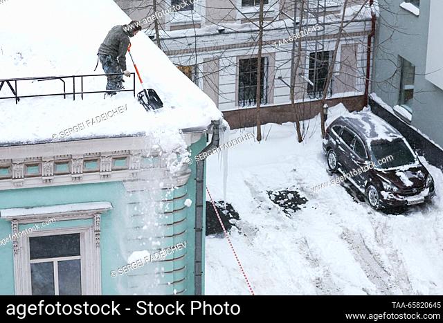 RUSSIA, MOSCOW - DECEMBER 16, 2023: Clearing snow off a roof in central Moscow. Sergei Fadeichev/TASS