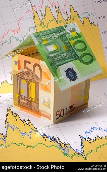 euro house on financial chart - Wolfgang Filser [Jede Nutzung ist honorarpflichtig. Veroeffentlichung nur gegen Honorarzahlung, Urhebervermerk und Belegexemplar