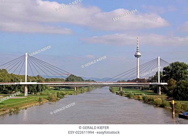 Collinisteg über den Neckar und Fernmeldeturm in Mannheim