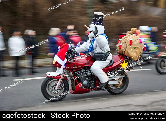 16 December 2023, Berlin: Bikers in disguise, here as a snowman, start at Lankwitz town hall on a charity tour through Berlin