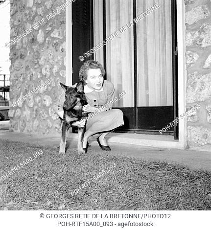 Line Renaud at home in Rueil-Malmaison. c.1954-1955 Photo Georges Rétif de la Bretonne