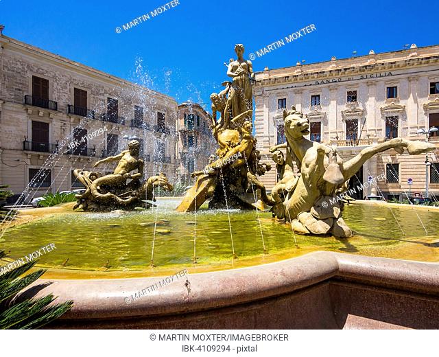 Artemis Fountain or Fontana Diana, UNESCO World Heritage Site, Syracuse, Ortigia, Sicily, Italy
