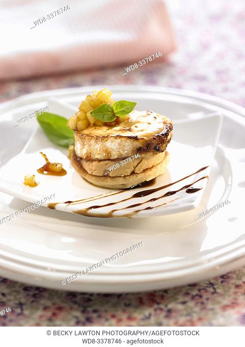 blinis de queso de cabra fundido con foie y manzana. / Goat cheese blinis melted with foie and apple