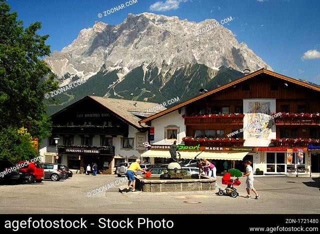 Im Ortszentrum von Lermoos am Fuss des Wettersteingebirges mit der Zugspitze, Zugspitz Arena Lermoos, Tirol, Österreich / In the town centre of Lermoos