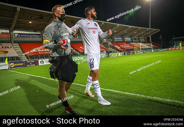 Anderlecht's Elias Cobbaut leaves the pitch after being injured during a soccer match between KV Oostende and RSC Anderlecht, Friday 28 August 2020 in Oostende