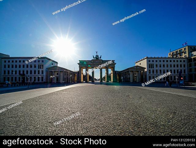 23.03.2020, the Brandenburg goal in Berlin on a late spring juice day in the low sun. The sun is just above the Brandenburegr goal and creates a special...