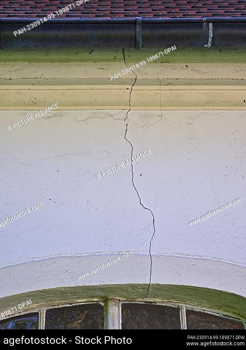 07 September 2023, Brandenburg, Tauer: A crack in the facade of the village church can be clearly seen. This damage to the building is believed to have been...
