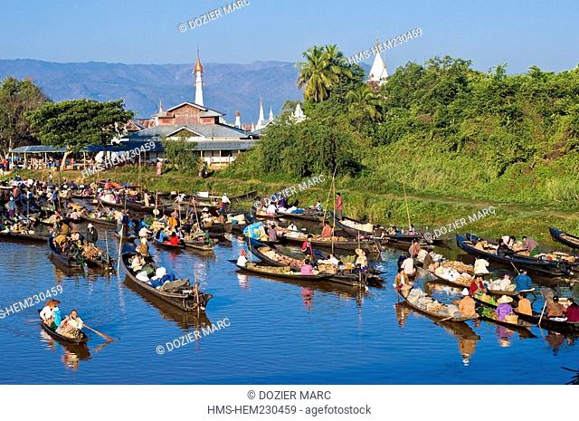 Myanmar Burma, Shan State, Inle Lake, village of Ywama, the floating market