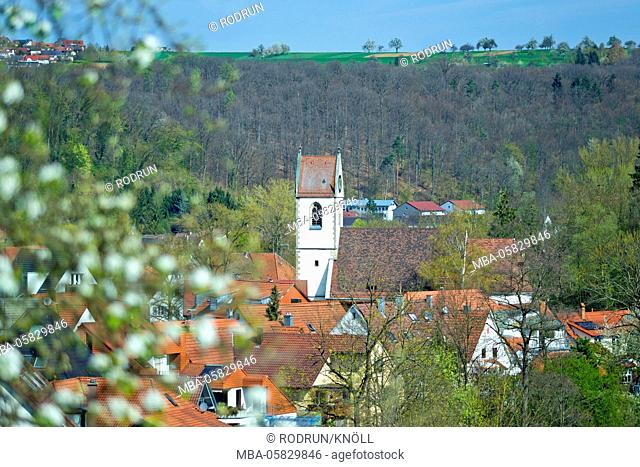 Germany, Baden-Wurttemberg, Neckartenzlingen, Gothic Martin's church in the village center, The Neckar Valley cycle track and the Ermstalradweg lead through...