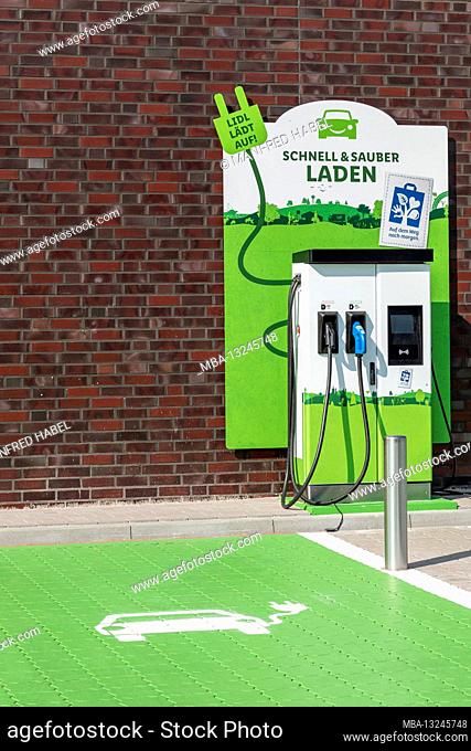 Charging station for electric vehicles, free charging for customers, Lidl branch in Wilhelmshaven, Lower Saxony