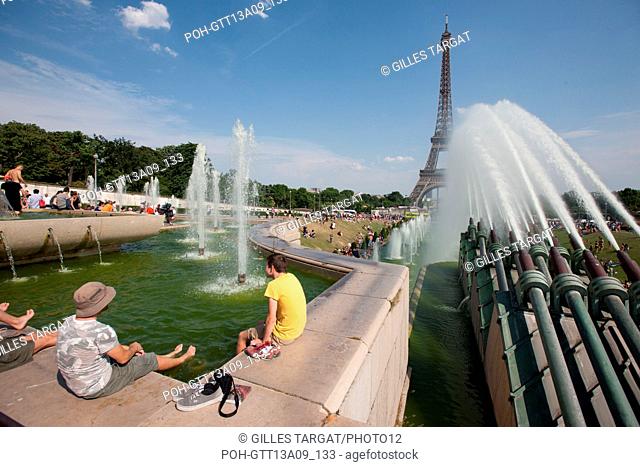 France, Region Ile de France, Paris 16e arrondissement, jardins du Trocadero, bassins et fontaine, baigneurs, canicule, Photo Gilles Targat