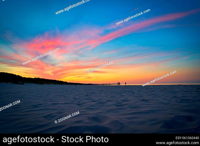 stimmungsvoller Himmel nach einem Sonnenuntergang am Strand von Swinemünde in Polen