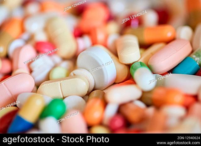 Viele Medikamente und bunte Pillen als Medizin Hintergrund