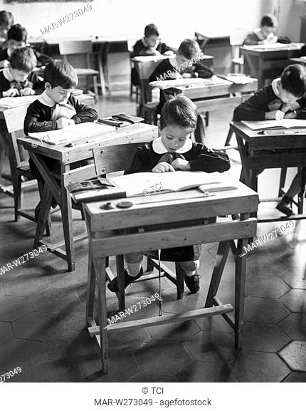 istruzione elementare, bambini in classe, scuola lombarda, 1961