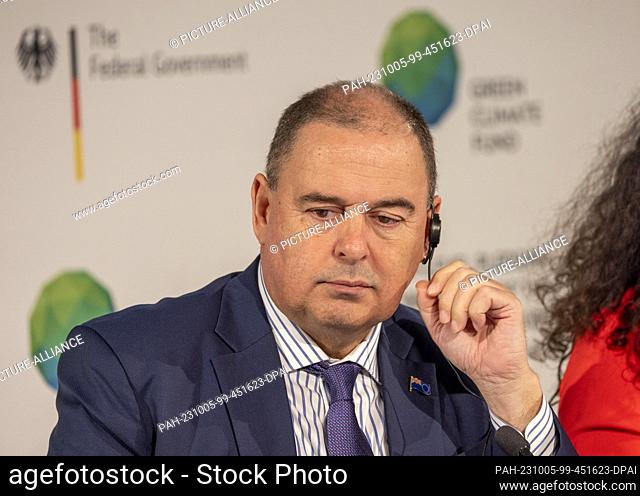 05 October 2023, North Rhine-Westphalia, Bonn: Mark Brown, prime minister of the Cook Islands in the South Pacific, at the press conference for the...