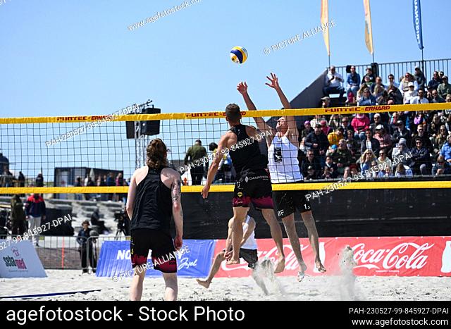 27 May 2023, Lower Saxony, Norderney: Eric Stadie from the team ""Hauptstadt Beacher e.V/ VC Olympia "" defends the ball