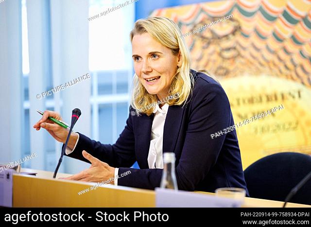 14 September 2022, Bavaria, Munich: Hanna Sammüller-Gradl, Kreisverwaltungsreferentin der Landeshauptstadt München, speaks at a press conference held by the...